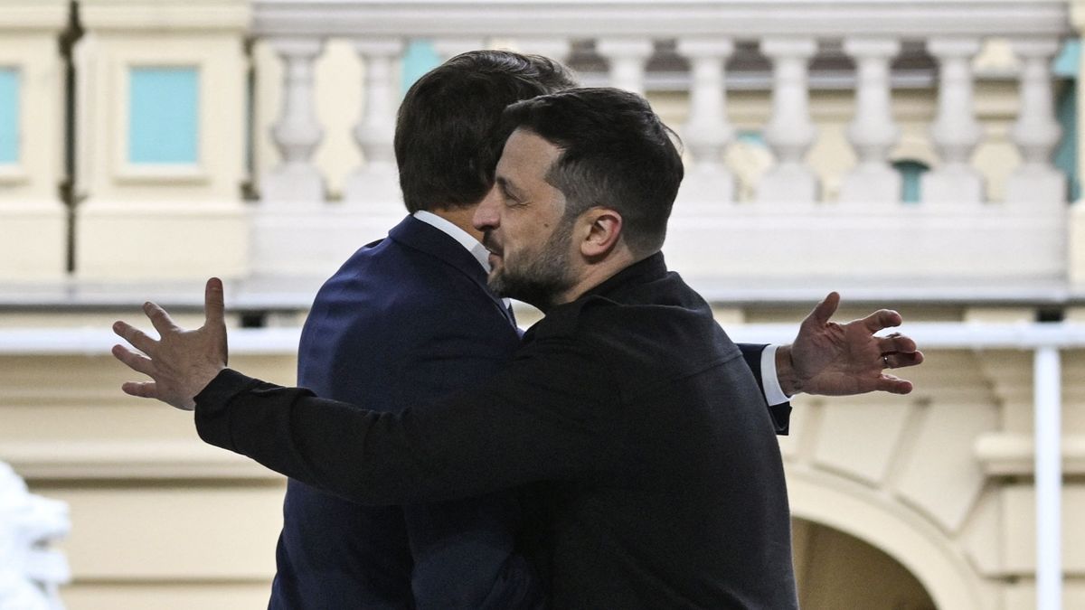 Tetőfokon a támogatás: Macron megpuszilta Zelenszkijt! (VIDEÓ)
