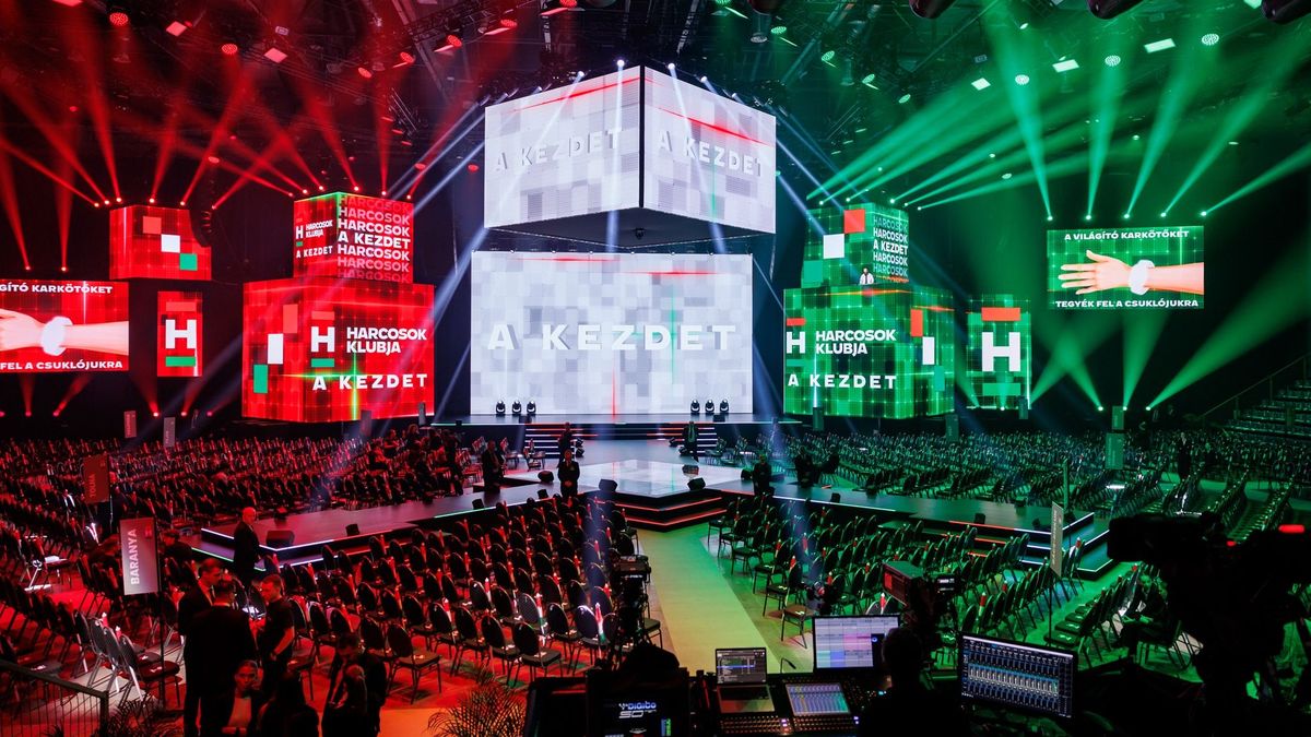 Tömegek a Harcosok Klubján, hamarosan a színpadra lép Orbán Viktor (GALÉRIA)