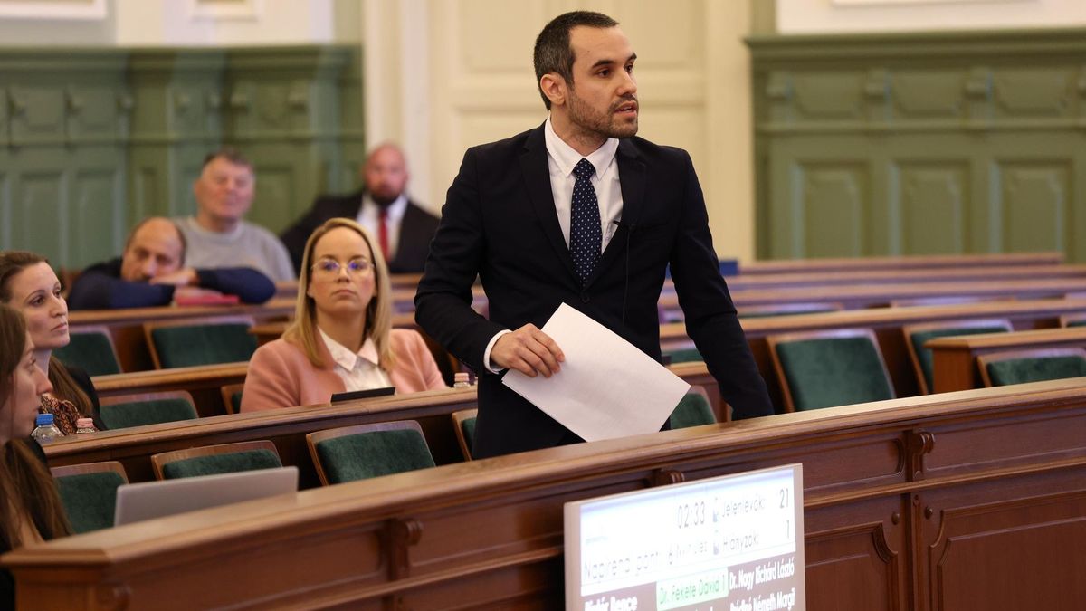 Ilyet is csak az ellenzék tud csinálni: a Momentumnak ad tanácsot, miközben másvalaki képviselője
