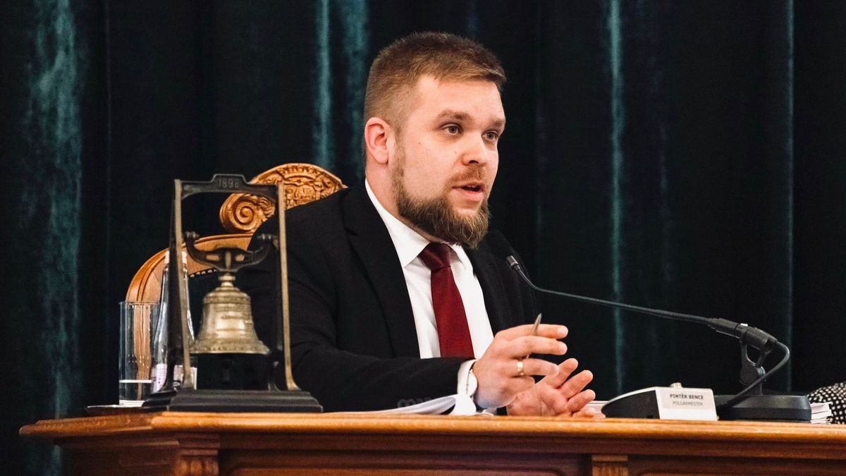 Popcornt, üdítőt elő: íme a politikus, aki megmérette, mennyire népszerű, majd megveregette a saját vállát