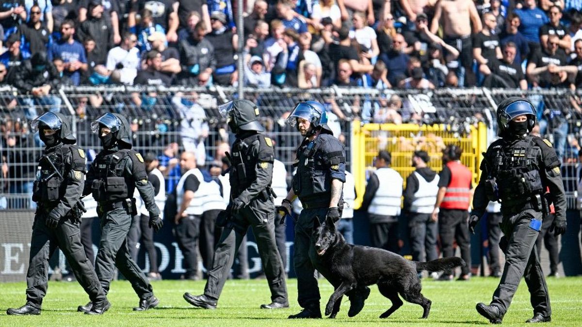 Lovak, kutyák, rakéták, rohamrendőrök – elképesztő jelenetek Németországban (VIDEÓ)