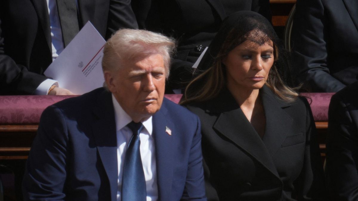 Az internet népe szerint Melania Trump dublőrje ment a pápa temetésére