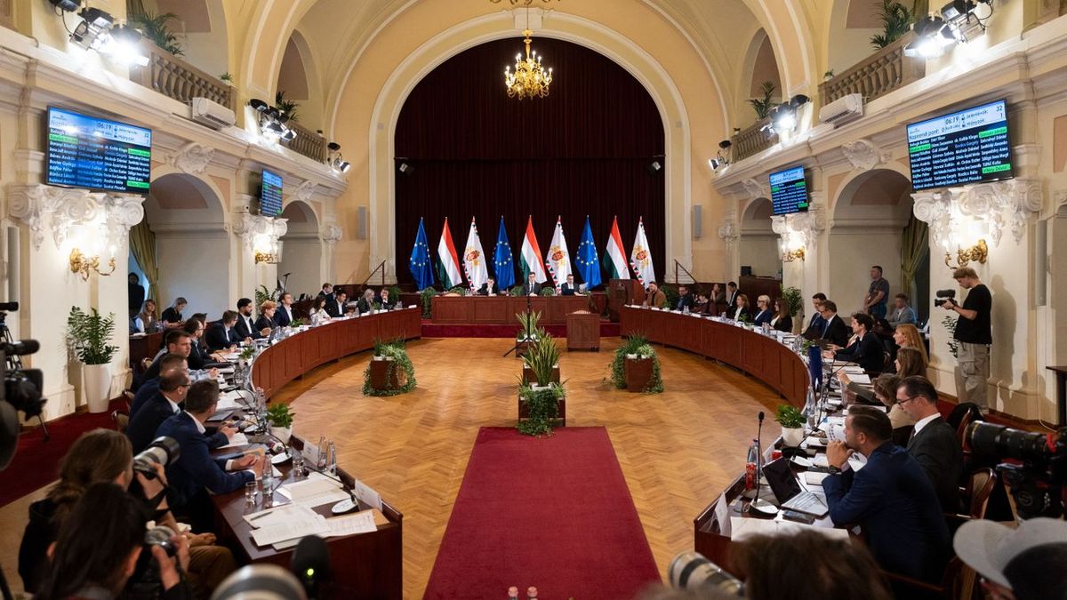 Zajlik a Fővárosi Közgyűlés – ukránbarát pólót kaptak a tiszások (FOTÓ)