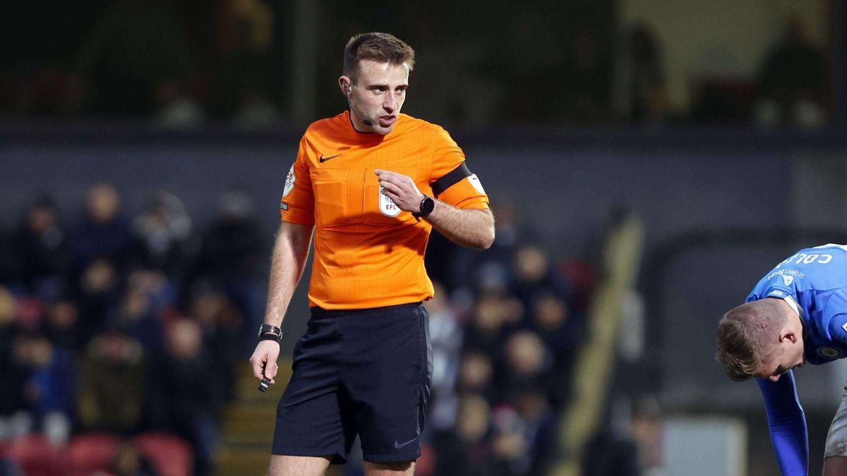 Történelmi pillanat: először ténykedik magyar játékvezető a Premier League-ben