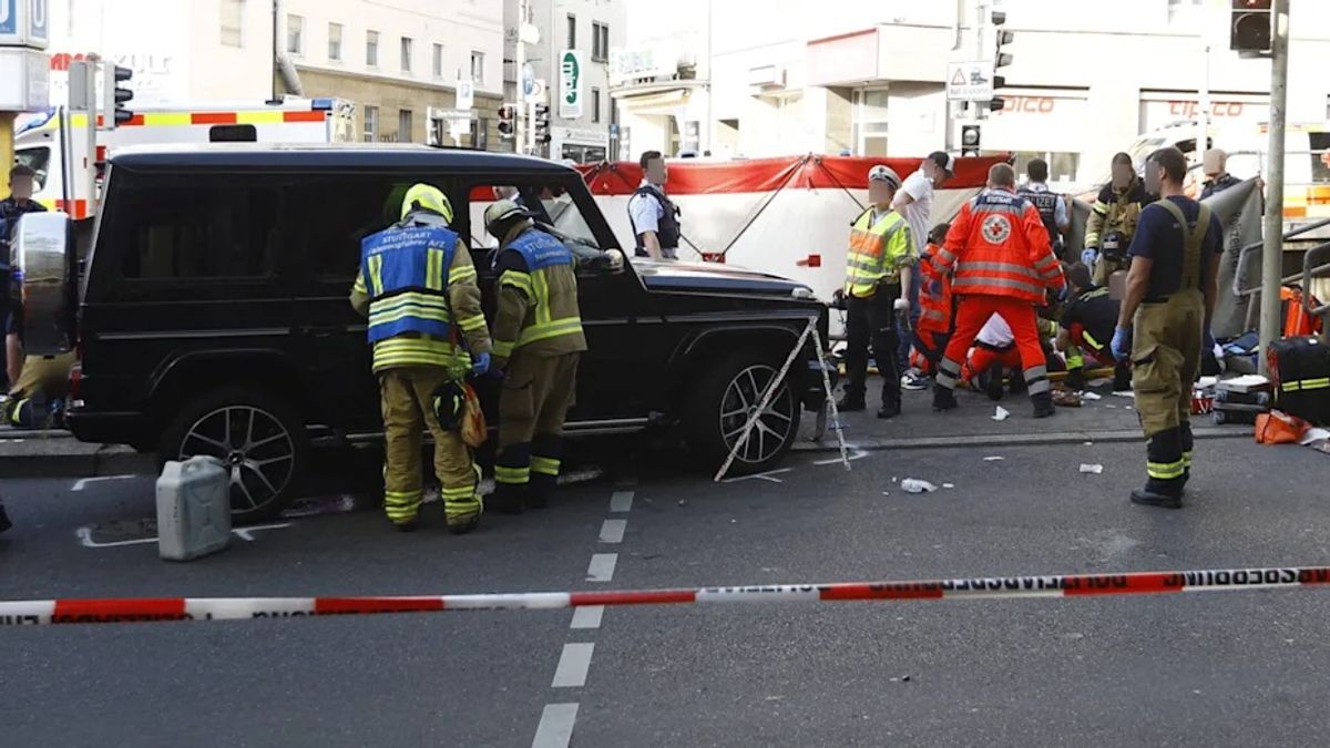 Autó hajtott a tömegbe Németországban