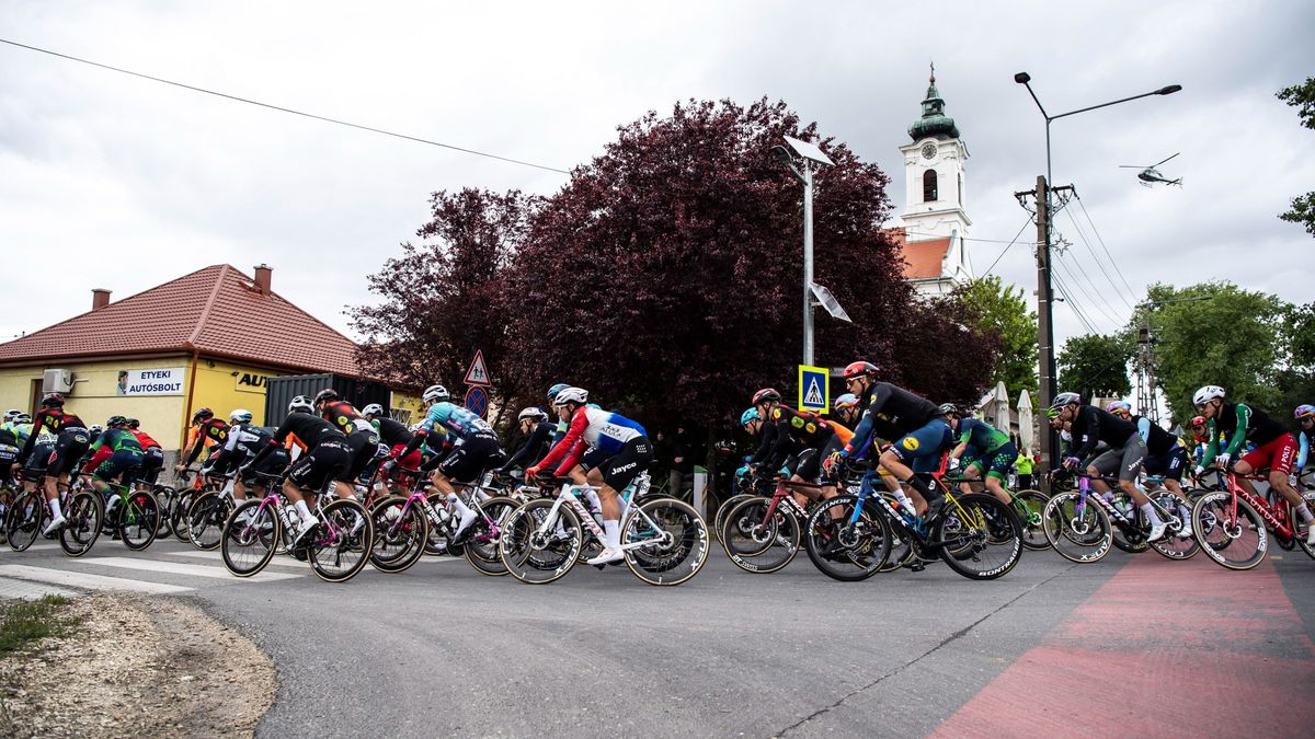 Bukás után kiugrott váll, spinningelő tűzoltók, parádés élőkép – ez volt a Tour de Hongrie utolsó szakasza (VIDEÓ)