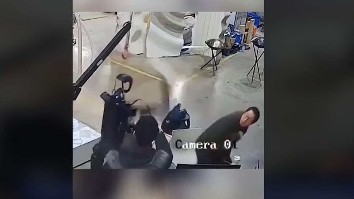 Elképesztő videó: elszabadult a robot, az embereknek menekülnie kellett előle