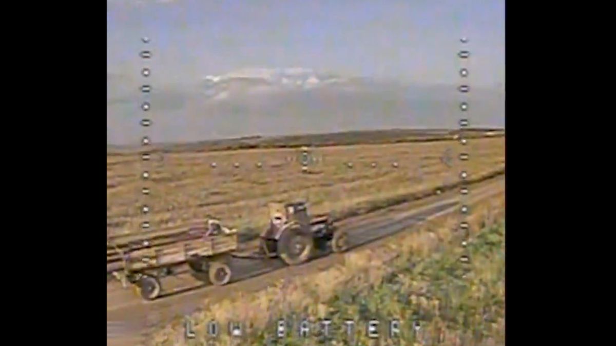 Itt az újabb sufnituning: orosz „harci traktor” tűnt fel a fronton! (VIDEÓ)