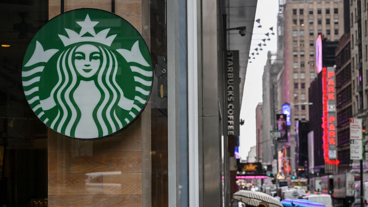 Tömegek sztrájkolnak a Starbucksnál az új öltözködési szabályok miatt