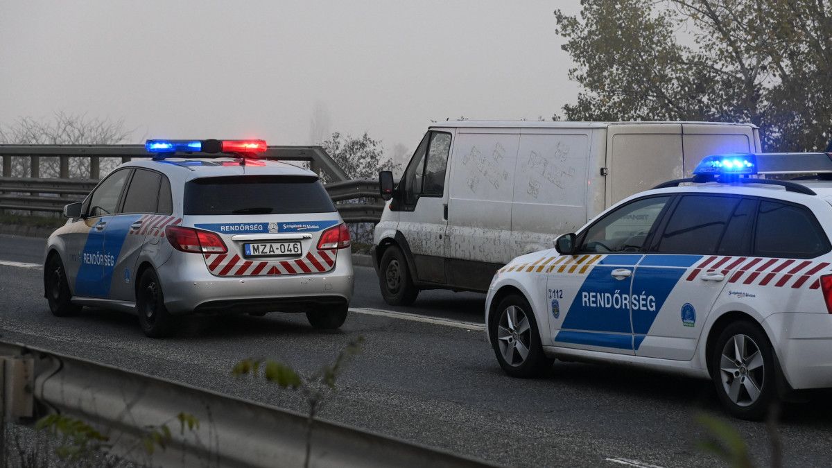 „Soha ekkora megnyugvást nem hozott még a kéken villogó fény” – vajúdó nő rekedt az M3-ason, a rendőrök segítettek
