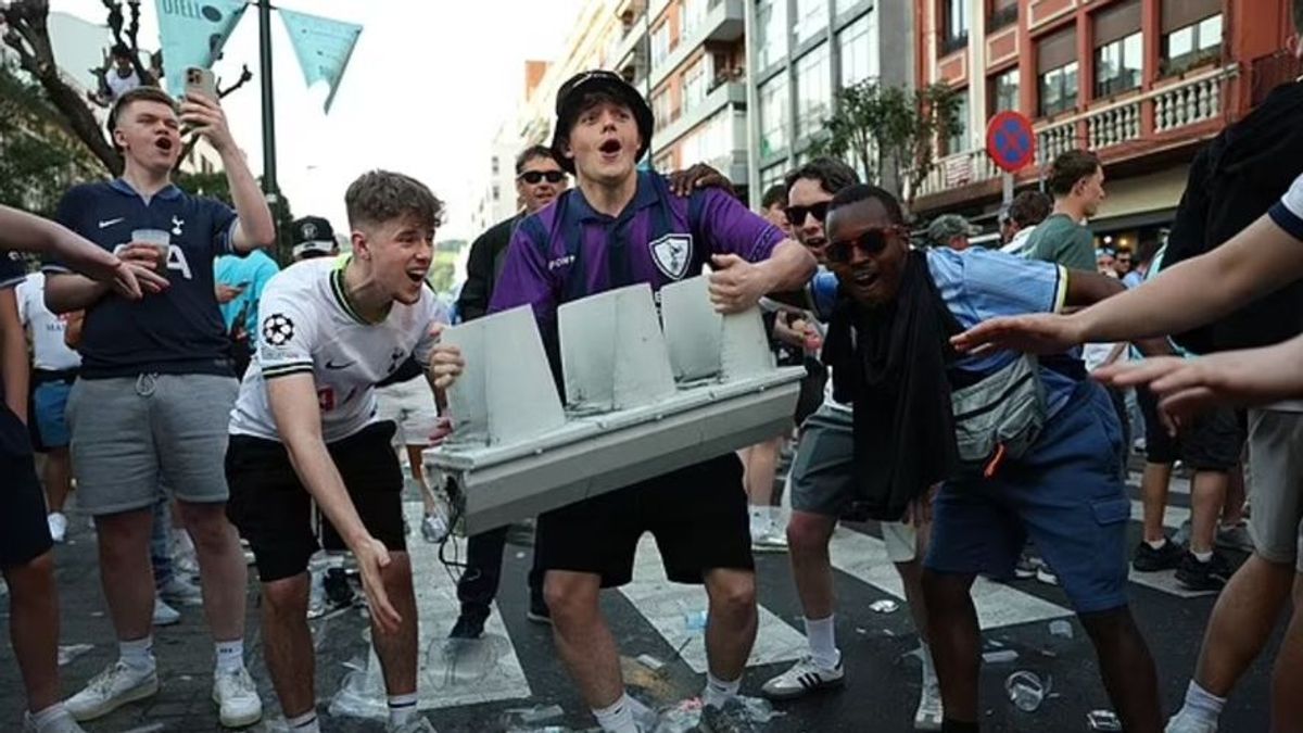 Elszabadult a pokol egy spanyol kisvárosban: a legendásan „balhés” angol szurkolók ismét kitettek magukért (VIDEÓ)