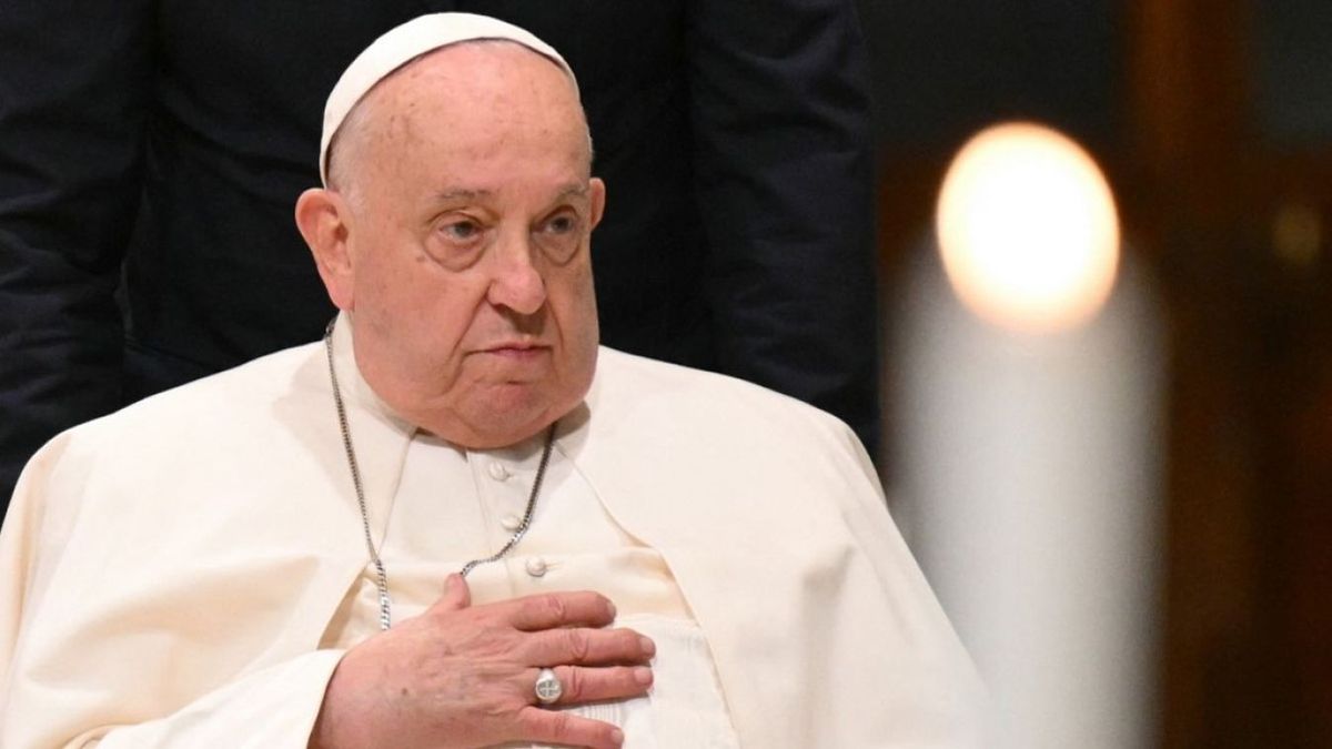 Ferenc pápa XVI. Benedek temetésén megjegyezte, hogy „na, ettől az embertől is megszabadultam”