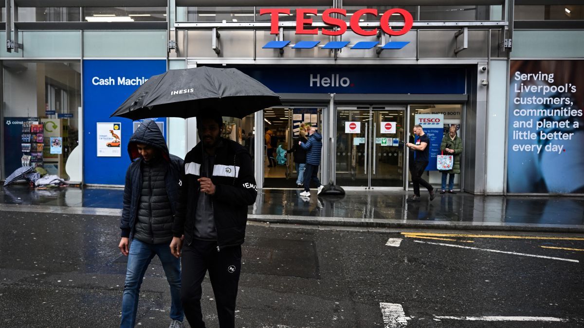 „Videóbíróval” a bolti szarkák ellen: új módszerrel védekezik a Tesco