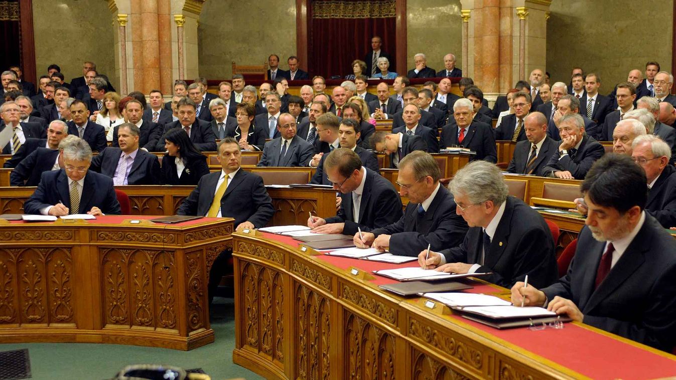 Az Orbán-kormány miniszterei aláírják az eskü szövegét az Országgyűlés plenáris ülésén. 2010 május 29.