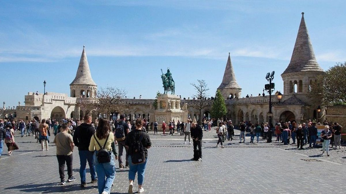 Özönlenek a turisták Magyarországra, virágzik a belföldi turizmus is