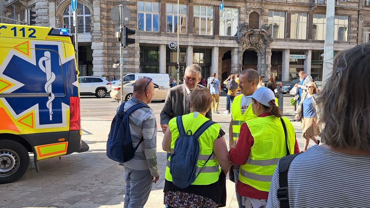 A forradalom elmarad: nehéz eldönteni a sok turista miatt, hány tucat tüntető gyűlt össze Hadházy Ákos demonstrációjára (FOTÓK)
