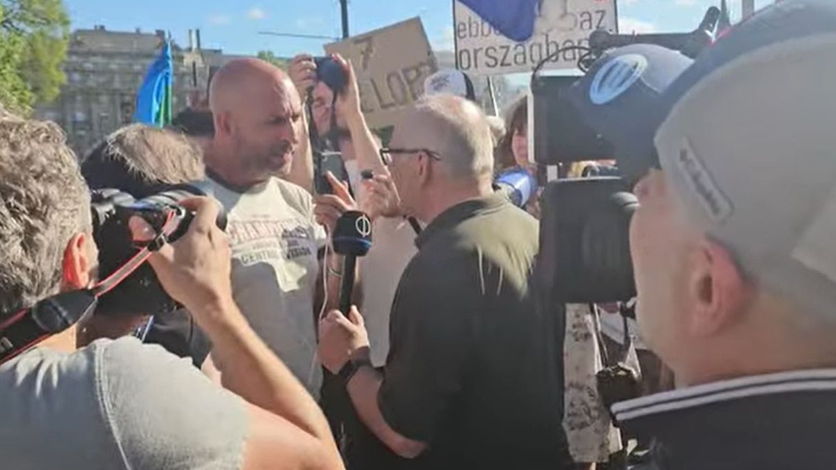 Balhé a Kossuth téren: egymásnak feszült az ellenzéki politikus és a közmédia riportere (VIDEÓ)