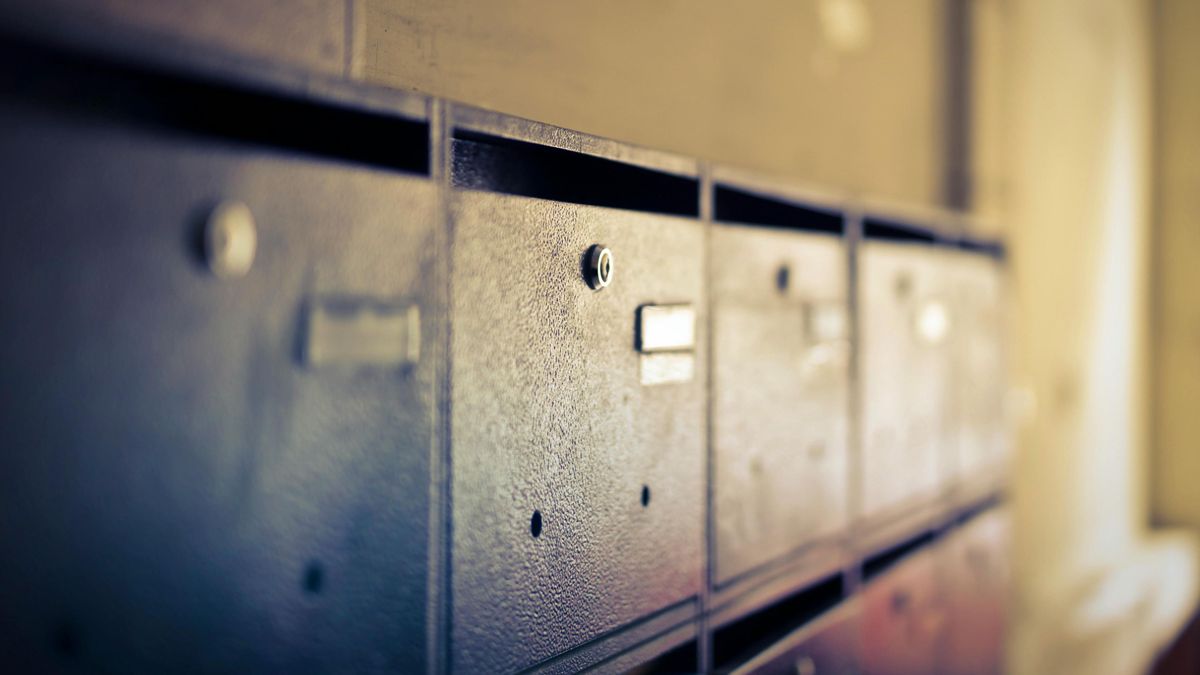 Az arcátlanság csúcsa: kilopkodják az emberek postaládájából a szavazólapokat