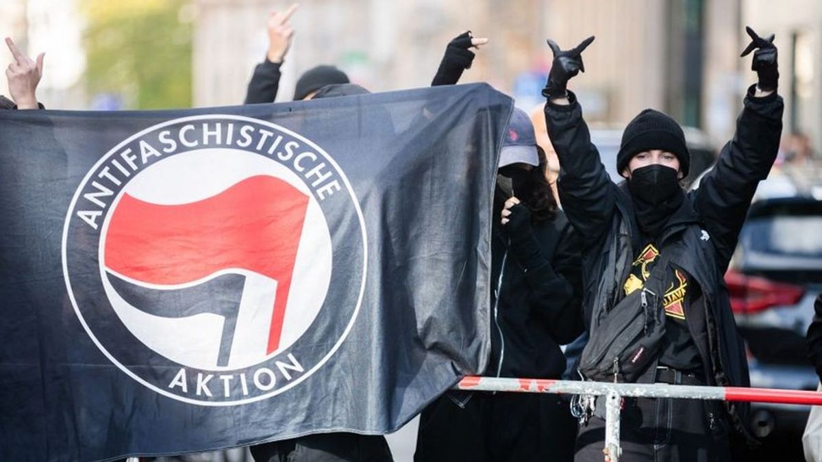 Virágzik a „brüsszeli demokrácia”: antifák támadtak az MCC Brussels békés rendezvényére