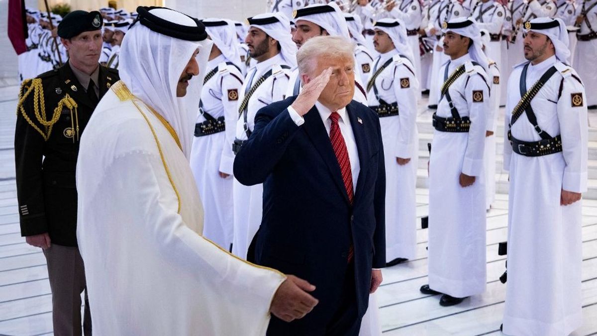Elképesztő fogadtatásban részesült Trump Katarban (Videó)