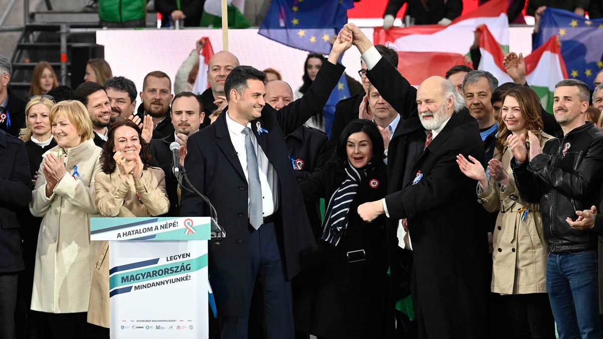 A politikában való részvételnek van egyenes és tiszta módja is – elemző az átláthatósági törvényről