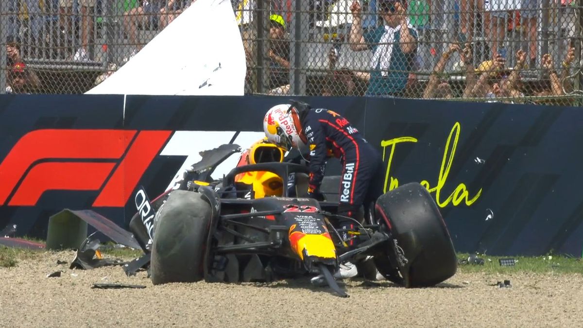 Óriási bukás az F1-ben, ripityára tört a gumifalba csapódott autó (VIDEÓ)