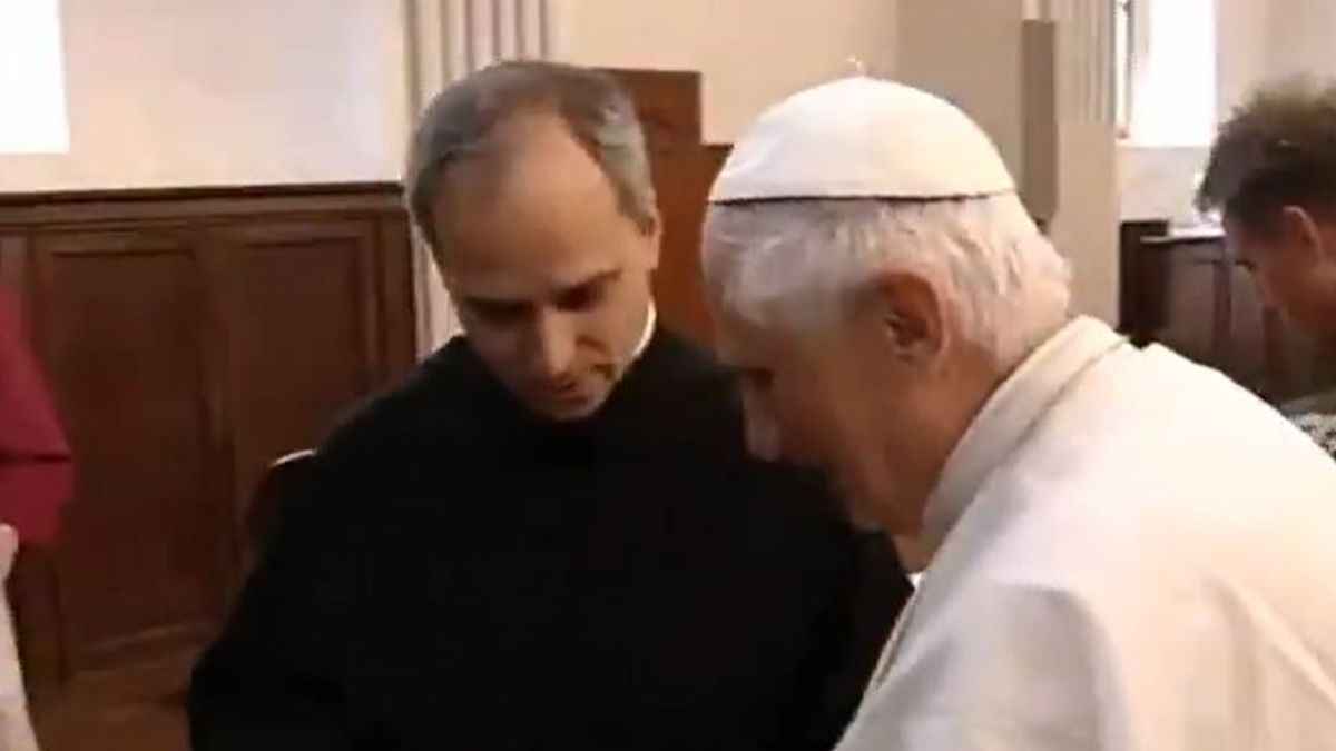 Videón, ahogy az ifjabb XIV. Leó korábban XVI. Benedekkel találkozik