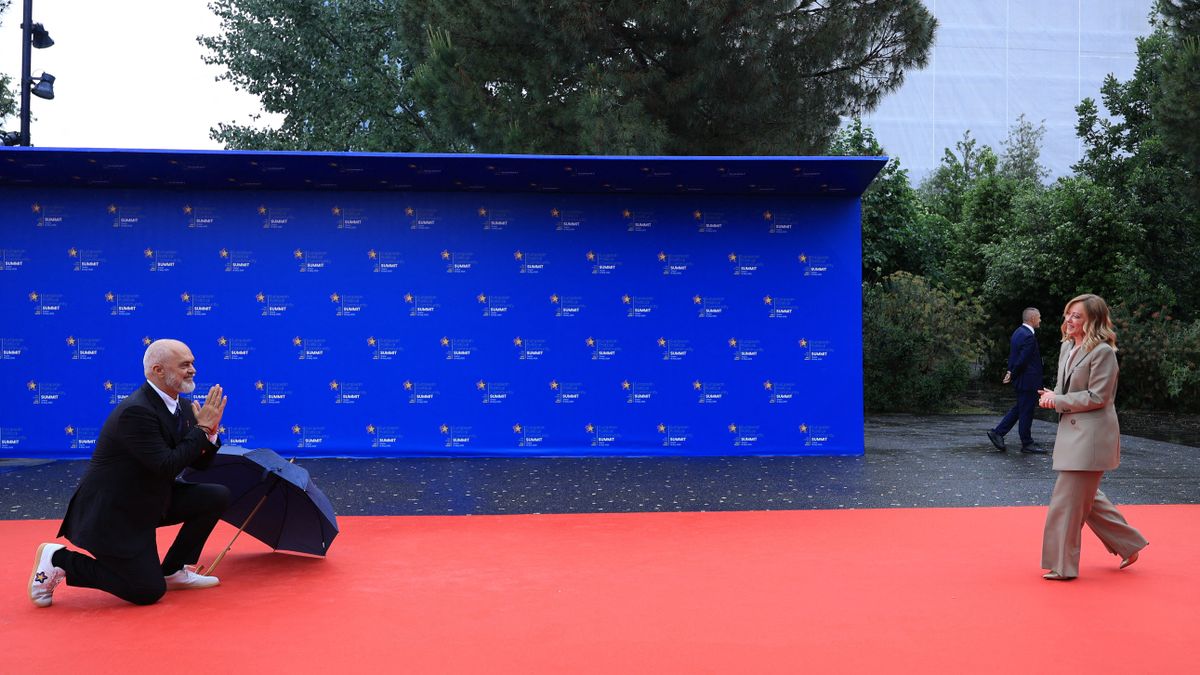 Giorgia Meloni lábai előtt „hevernek” a férfiak Albániában is (VIDEÓ)