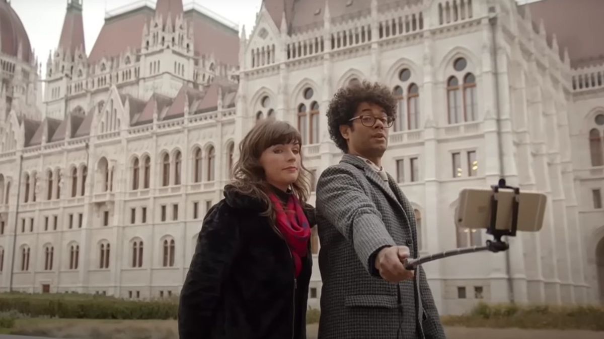 Budapestre jött Anglia egyik legviccesebb embere és rácsodálkozott, hogy milyen is az Unicum