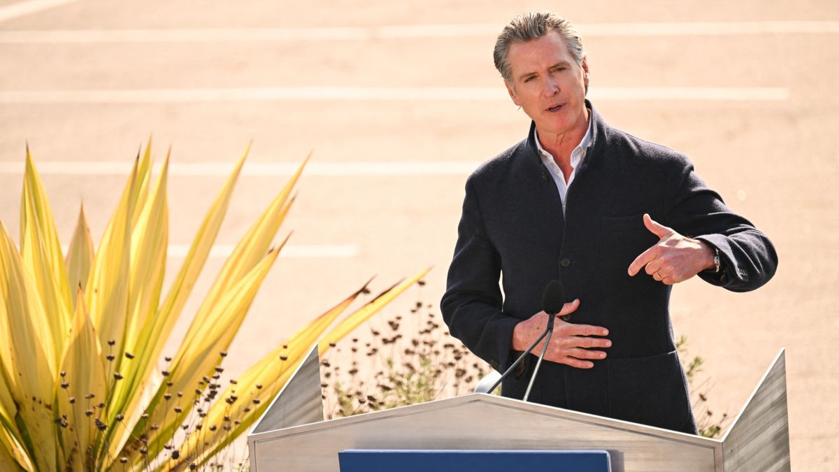 Los Angeles lángol, a kormányzó pedig a politikai karrierjét építgeti