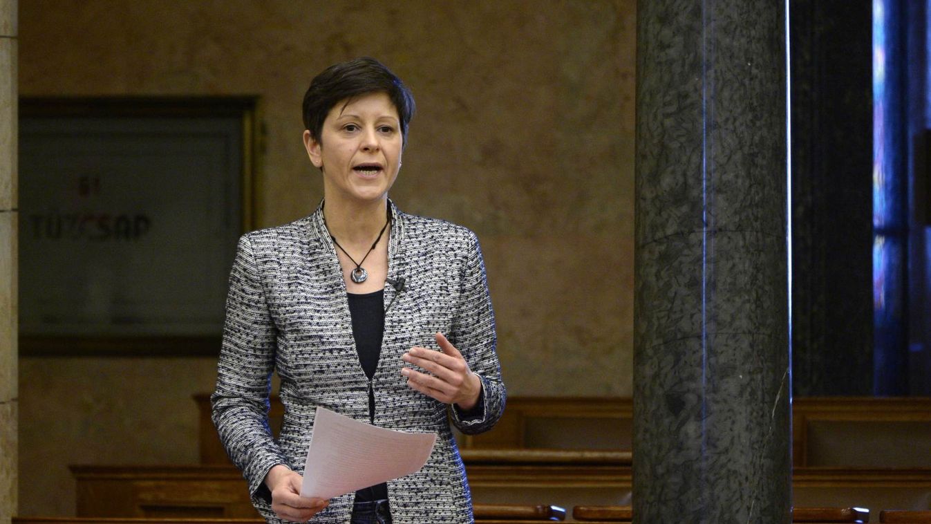 Szél Bernadett