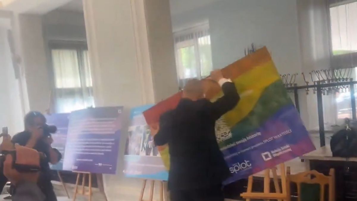 Elege lett a szivárványlobbiból, lebontotta az LMBTQ-kiállítást a lengyel képviselő (VIDEÓ)