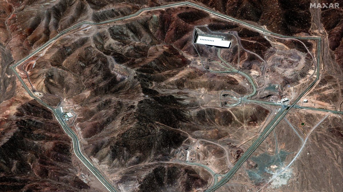 Atomreaktor a hegy mélyén: ennek a szupertikos bázisnak a felrobbantását szeretné Izrael, de csak az amerikaiak képesek rá