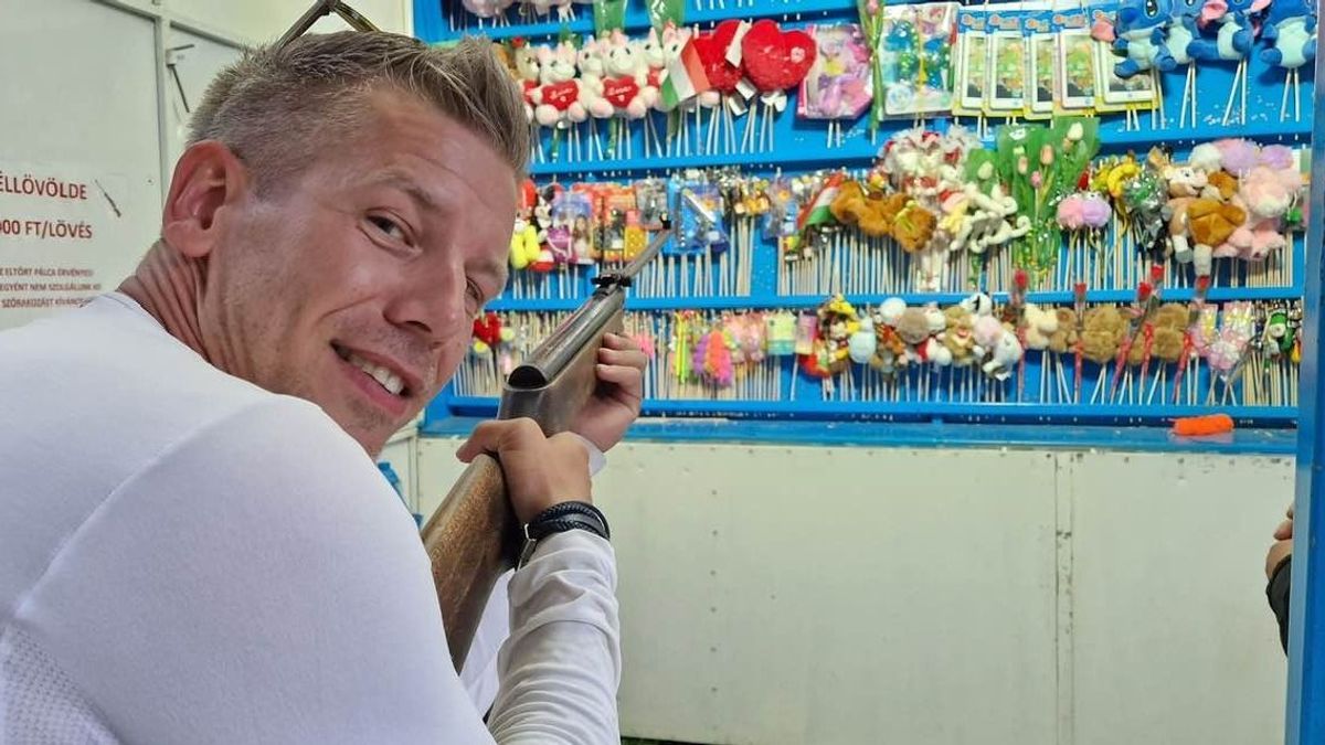Miközben egyre több a háború a világban, Magyar Péter egy légpuskával a kezében pózol