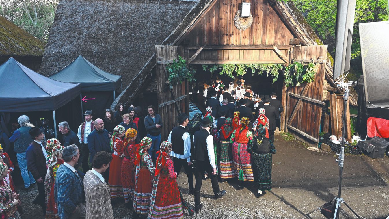 Menyegző tánccal és drámával