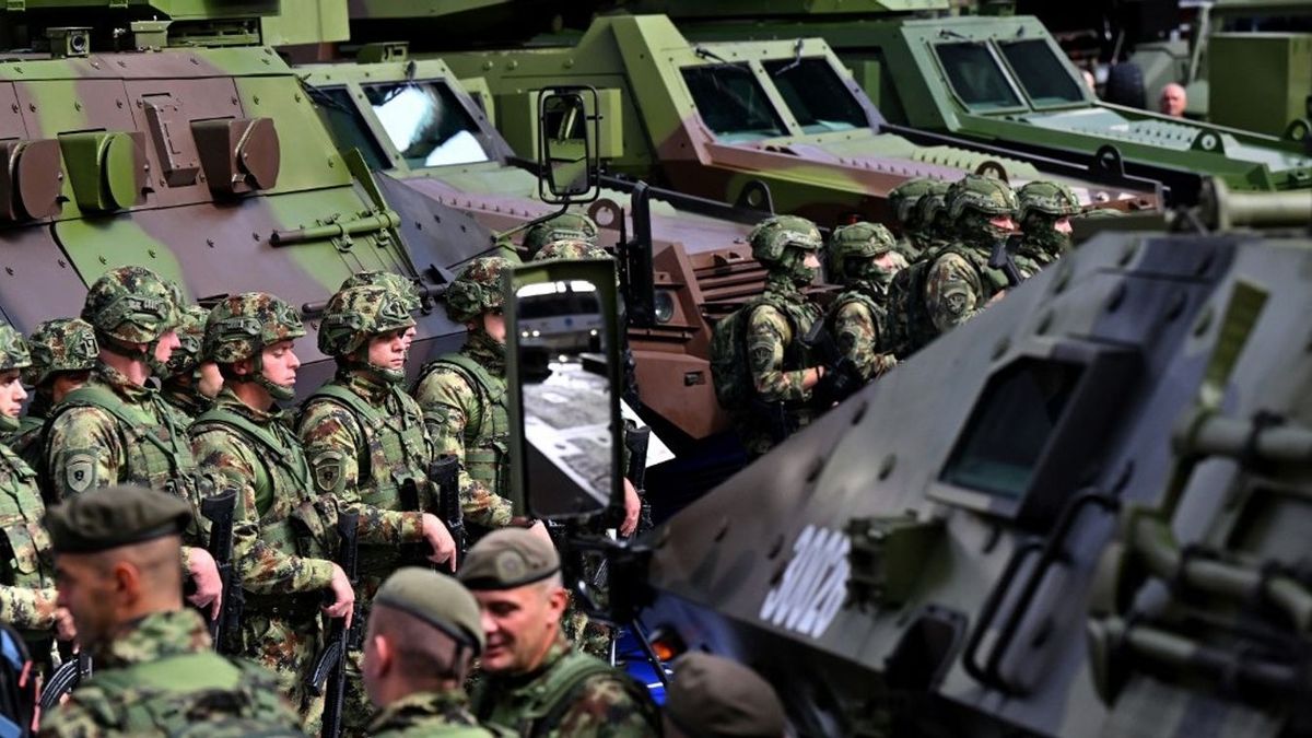 Szerbia nagyon készül valamire: leállították az ország teljes fegyverexportját!