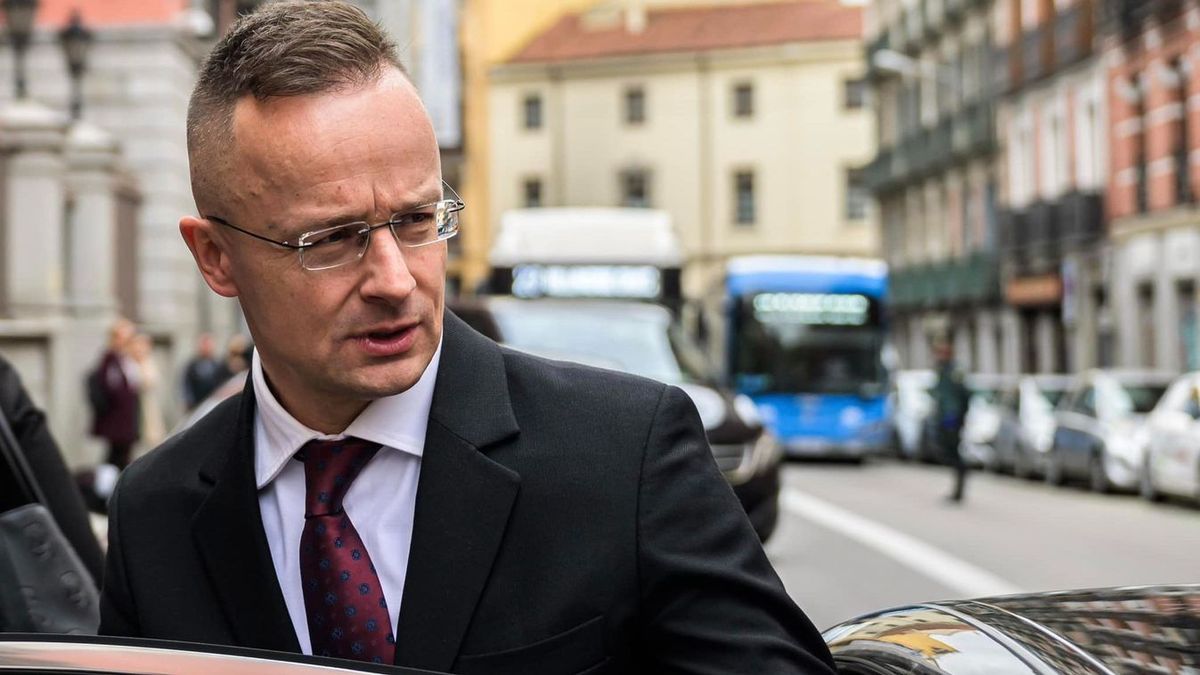 Ígéretet tett Szijjártó, mielőtt Brüsszelbe repült
