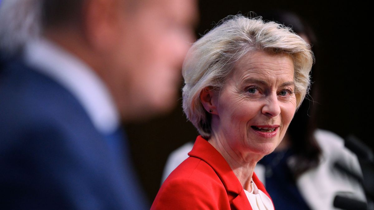 Megijedt Orbántól Von der Leyen: Brüsszelből irányítaná „katonái” magyarországi akcióját