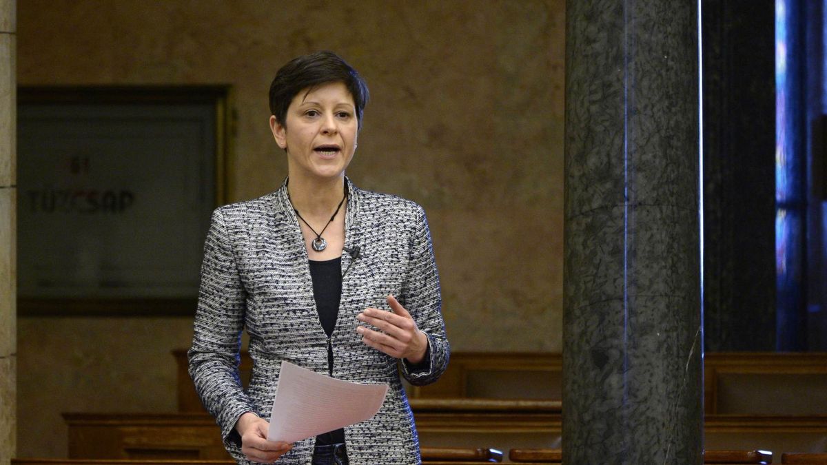 Hatalmas öngólt rúgott Szél Bernadett