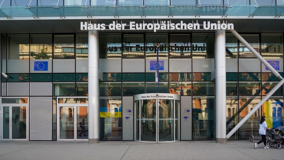 Szétszedik a lobbisták az Európai Parlamentet, mindenképpen fegyvert akarnak eladni