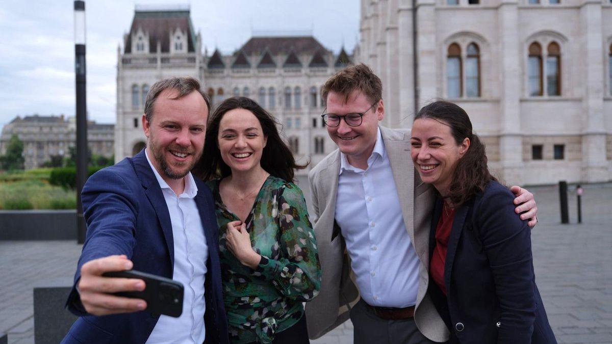 Daniel Freund „harcolni érkezett” Budapestre – egy fotót is posztolt a Kossuth térről