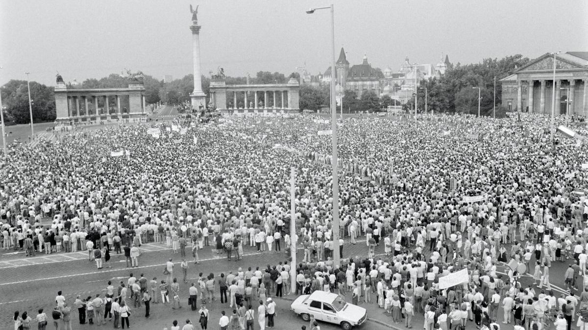 Újra együtt a Hősök terén: emlékezés az 1988-as Erdély-tüntetés évfordulóján a Pesti Srácok szervezésében