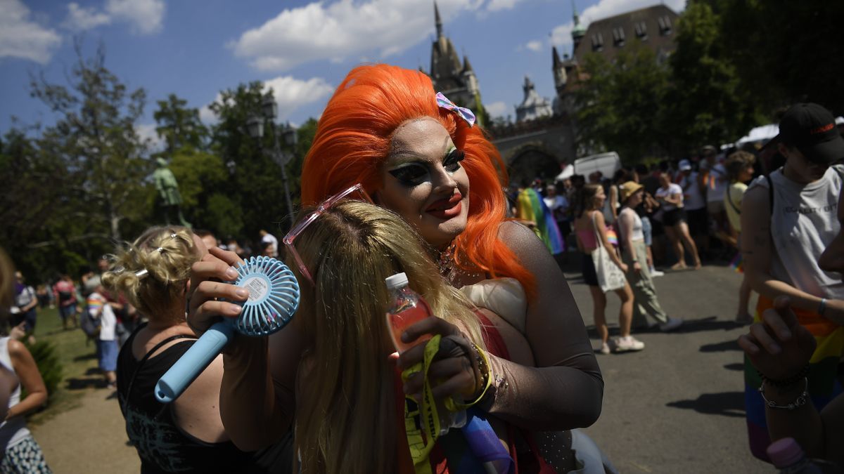 Hormonterápiát propagáló brossúrákat osztogatnak a Pride-on, amikben a sterilizálást is visszafordíthatónak írják, persze garancia nélkül