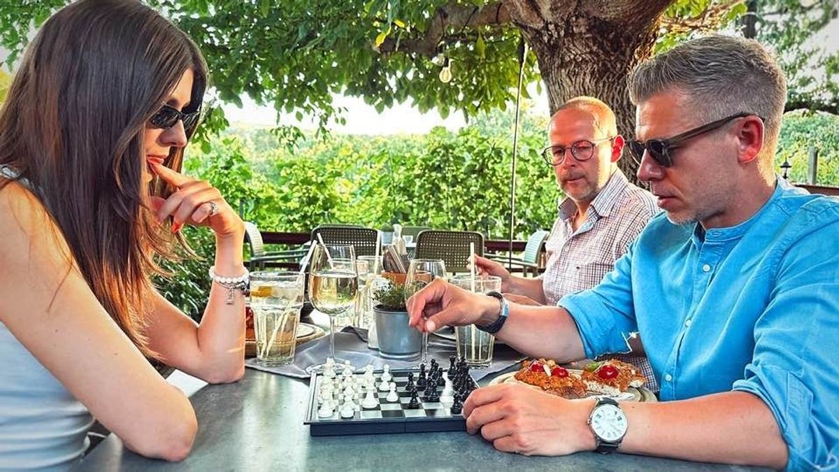 Beült pózolni egy sakktábla mellé Magyar Péter, de még a kezdőfelállást sem sikerült eltalálnia