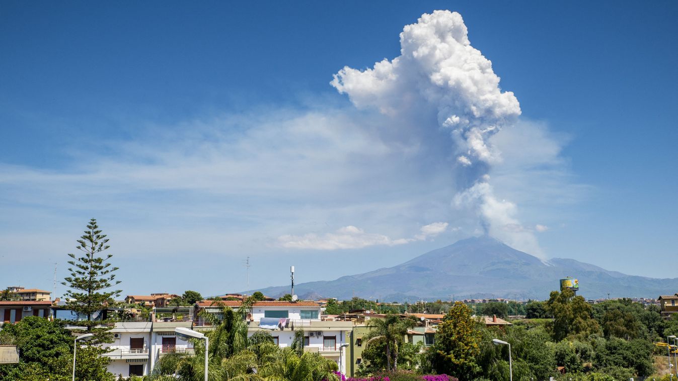 Beomlott az Etna egyik kráterpereme, riadalmat okozva a vulkánon tartózkodó turisták között