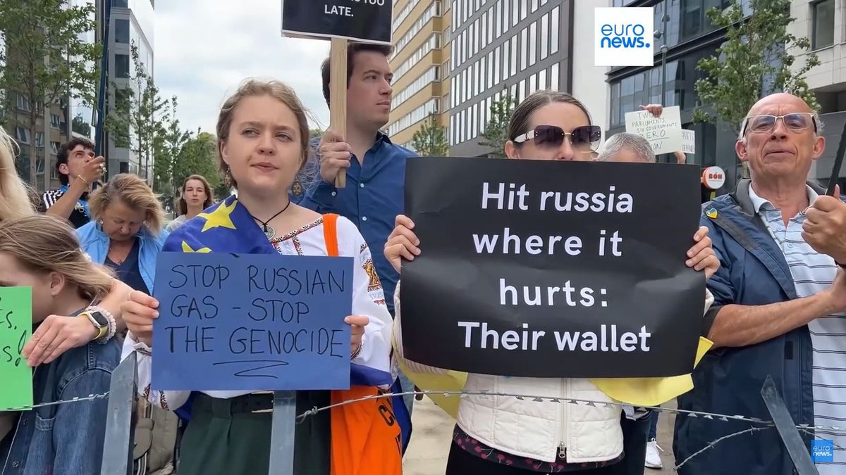 Ukránok tüntettek Orbán Viktor uniós vétója ellen Brüsszelben (VIDEÓ)