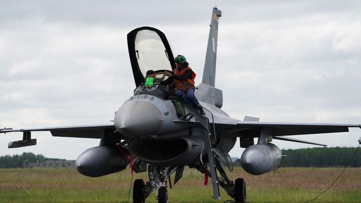 Bizarr megállapodás a NATO-csúcson: Románia egy euróért kap F-16-os harci repülőgépeket