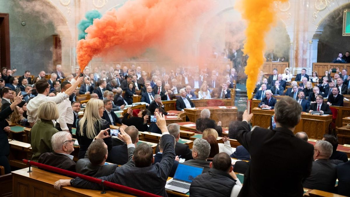 Gyurcsány némán búcsúzott, majd a Momentum példátlan botrányát is láthattuk (VIDEÓ)