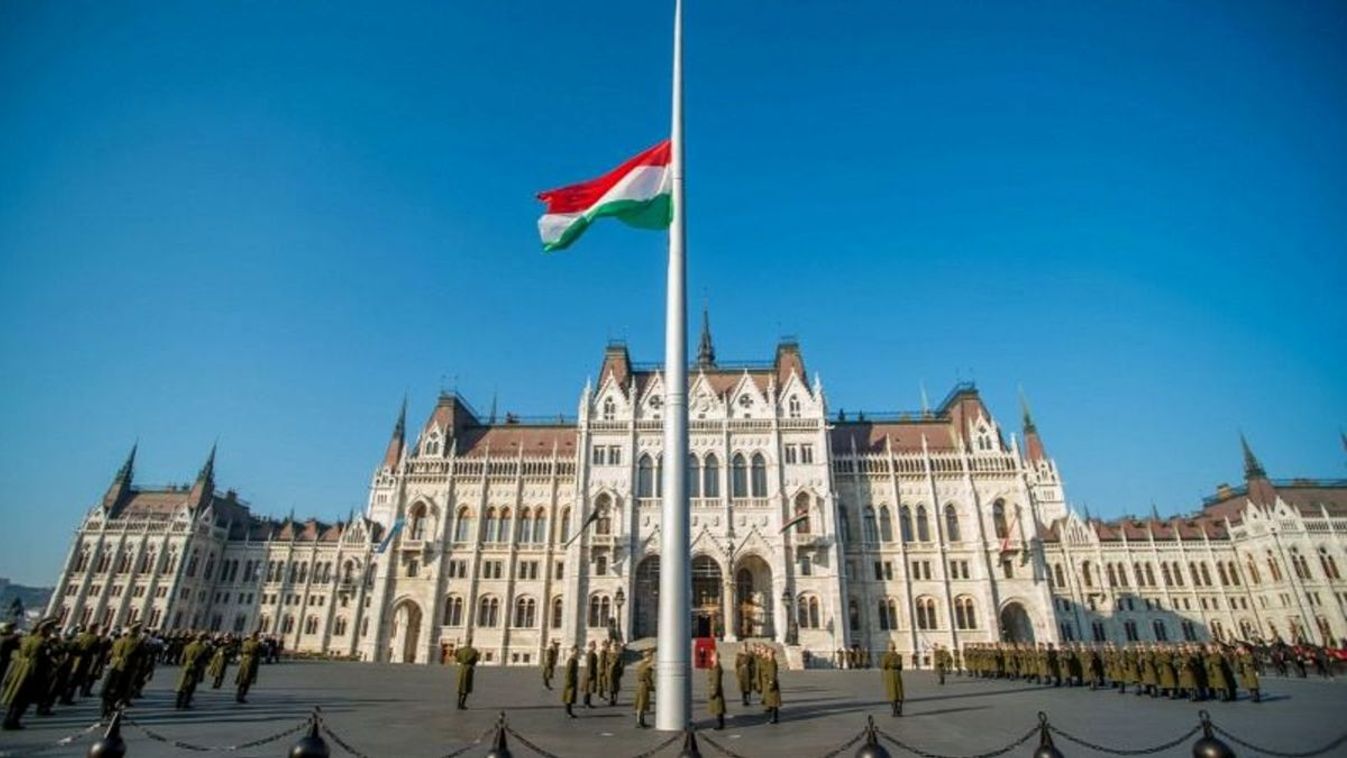 Parlament. Forint. Gazdaság.