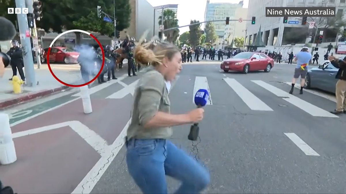 Ez durva: gumilövedékkel lőtték ki az ausztrál riportert élő adásban Los Angelesben (VIDEÓ)